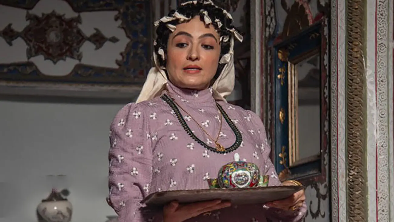 عکس/ قاب خانوادگی گلاره عباسی بازیگر سریال «بامداد خمار» در کنار پدر و مادرش/ شباهتش عقل از سر آدم میپرونه!