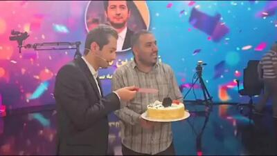 (ویدئو) جشن تولد نجمالدین شریعتی در پشت صحنه برنامه سمت خدا