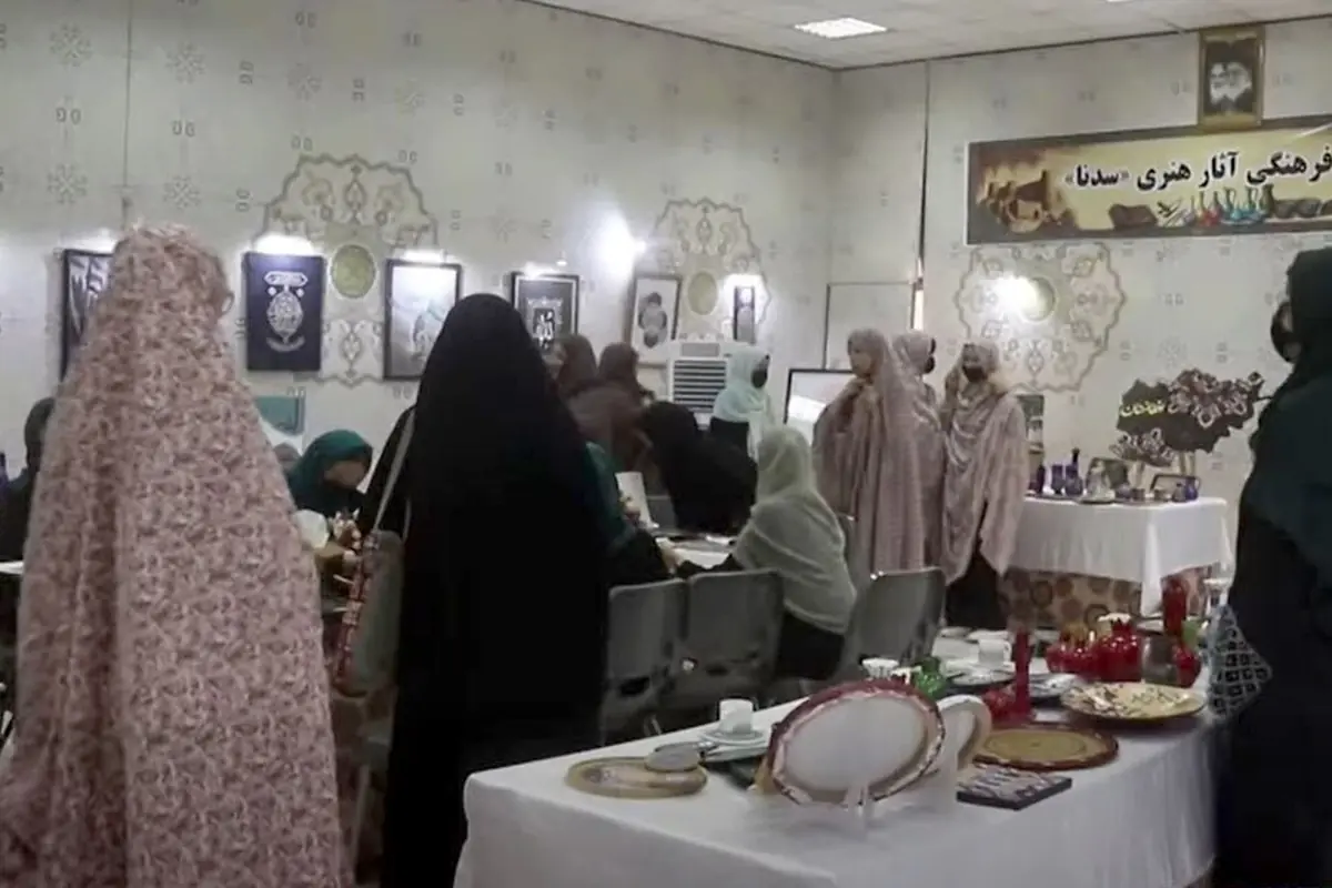  آثار زنان هنرمند افغانستان در کنسولگری ایران در هرات به نمایش گذاشته شد