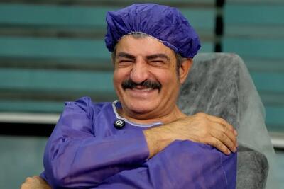  آواز شاد؛ محمود شهریاری رفته برای عمل بینی تو اتاق عمل چه آوازی خوند