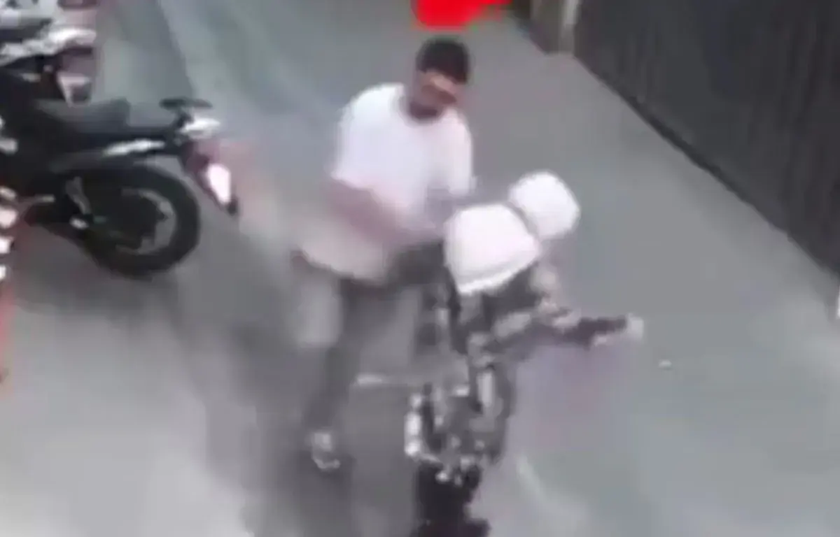  سرقت دستبند از یک زن سالخورده