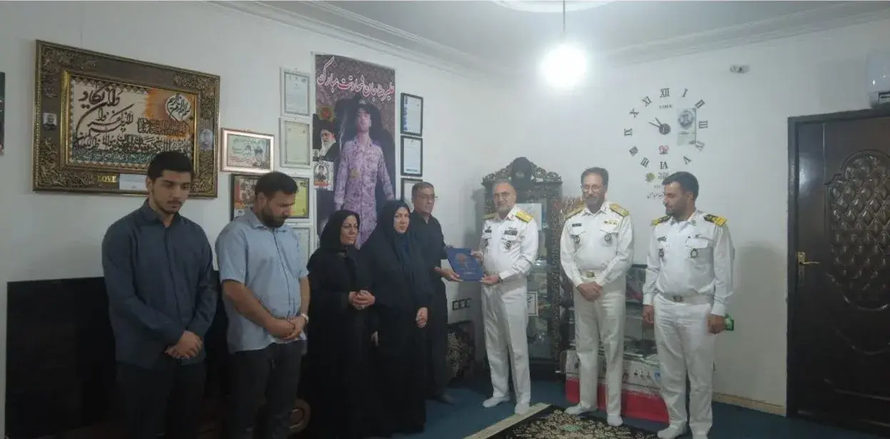 دیدار جانشین نیروی دریایی ارتش با خانواده شهدای ناوشکن دنا
