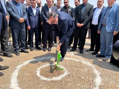 کلنگ زنی پروژه استراتژیک نیروگاه خورشیدی ۲۰ مگاواتی مهران توسط رئیس بنیاد شهید