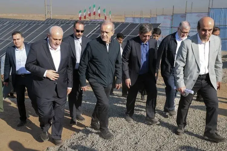  ببینید| افتتاح نیروگاه خورشیدی قائد شهید با حضور رئیس‌جمهور پزشکیان