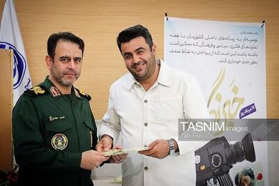 تجلیل فرمانده سپاه زنجان از مدیر خبرگزاری تسنیم - تسنیم