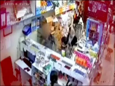  تصاویری وحشتناک از زورگیری خشن با چاقو | آخرین خبر