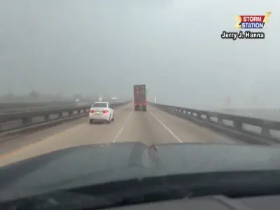  لحظه واژگونی تریلی ۱۸ چرخ بر اثر باد شدید | آخرین خبر