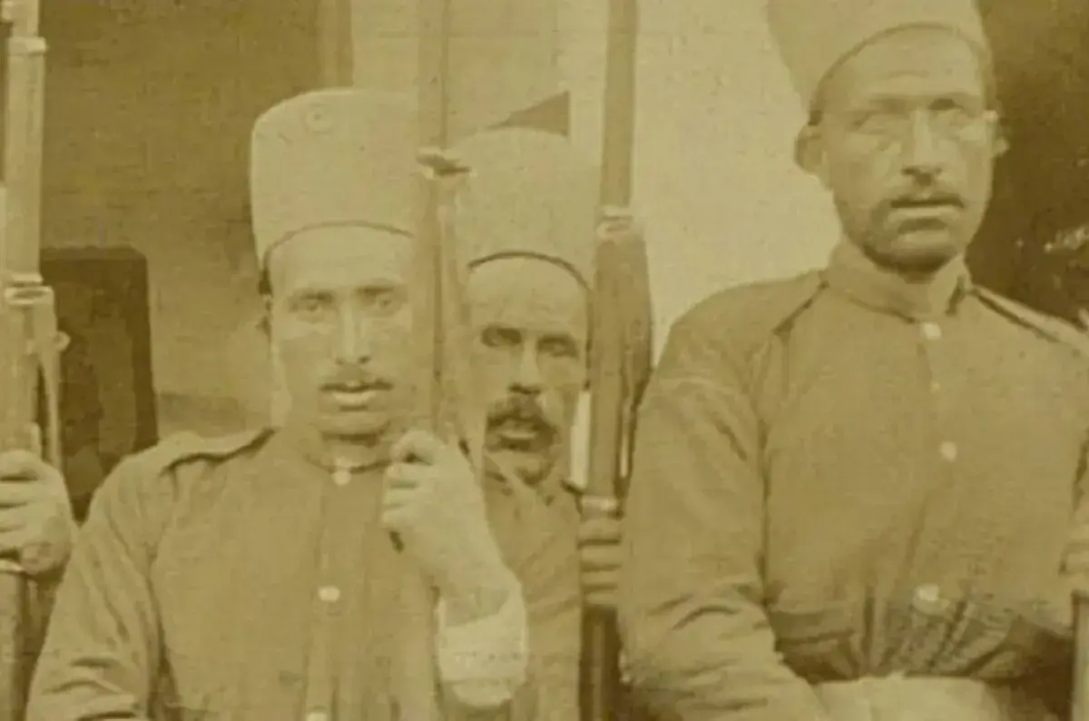 عکس یادگاری سربازان ایرانی در دوران قاجار