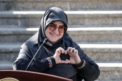 پشتپرده ژست قلب مهاجرانی در حیاط دولت