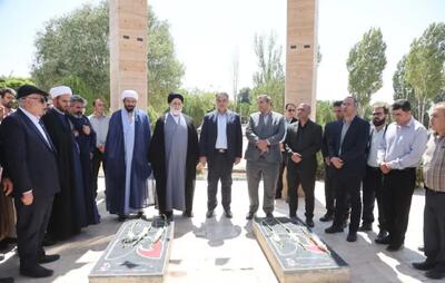 استاندار مرکزی با حضور در یادمان شهدای گمنام کمیجان، آرمانهای والای شهیدان را گرامی داشت