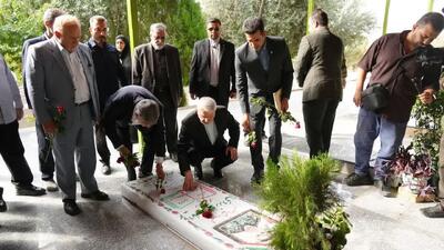 عطر افشانی گلزار شهدای خرمآباد با حضور وزیر میراثفرهنگی