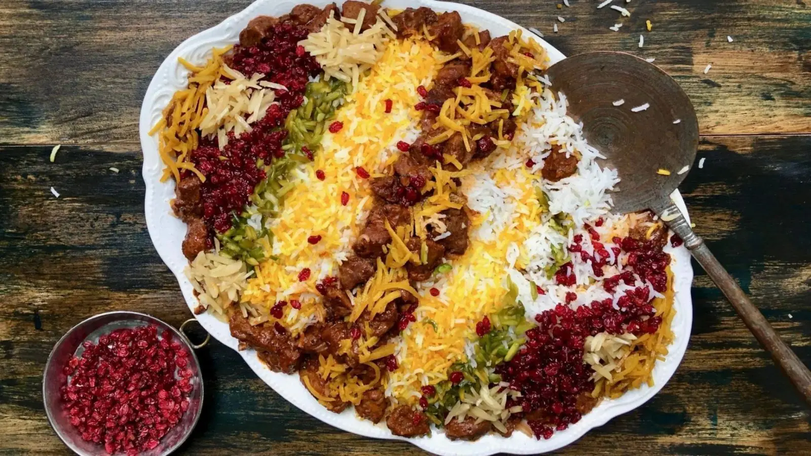 طرز تهیه قیمه نثار قزوین؛ شاهکار مجلسی با عطر زعفران و خلال های رنگارنگ