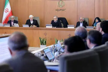 انتقاد ارگان مطبوعاتی آستان قدس از دولت:کارنامه اقتصادی موفقی ندارد/ اطرافین رئیس جمهور به واسطه ارتباطات سازمانی و رفاقتی دور او جمع شده اند نه از روی شایستگی