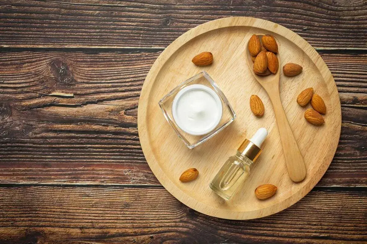  آیا روغن بادام واقعاً می‌تواند سیاهی دور چشم را کاهش دهد؟ متخصص پوست توضیح می‌دهد