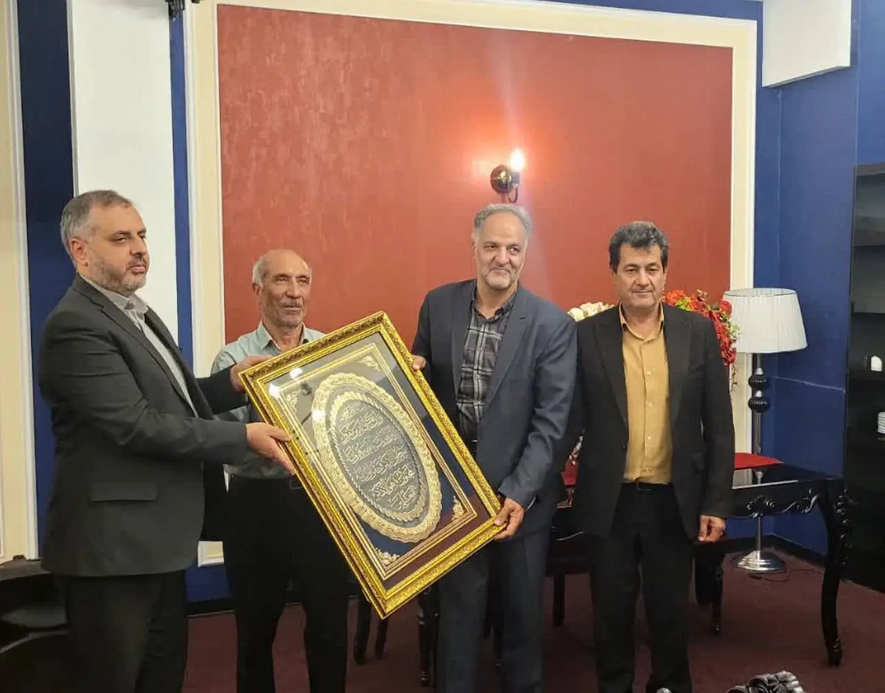  تجلیل از پنج دهه فعالیت نماینده پیشکسوت روزنامه اطلاعات در سبزوار