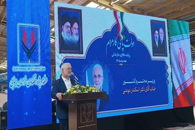 کارآفرینان و تولیدکنندگان در سنگر تولید و اقتصاد کشور فعالیت میکنند