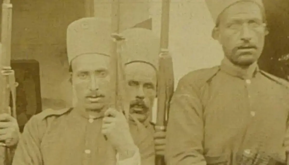  سفر در زمان؛ عکس یادگاری سربازان ایرانی در دوران قاجار