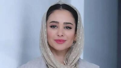  چهره متفاوت الناز حبیبی با هدبند گل‌دار و سکه‌دوزی