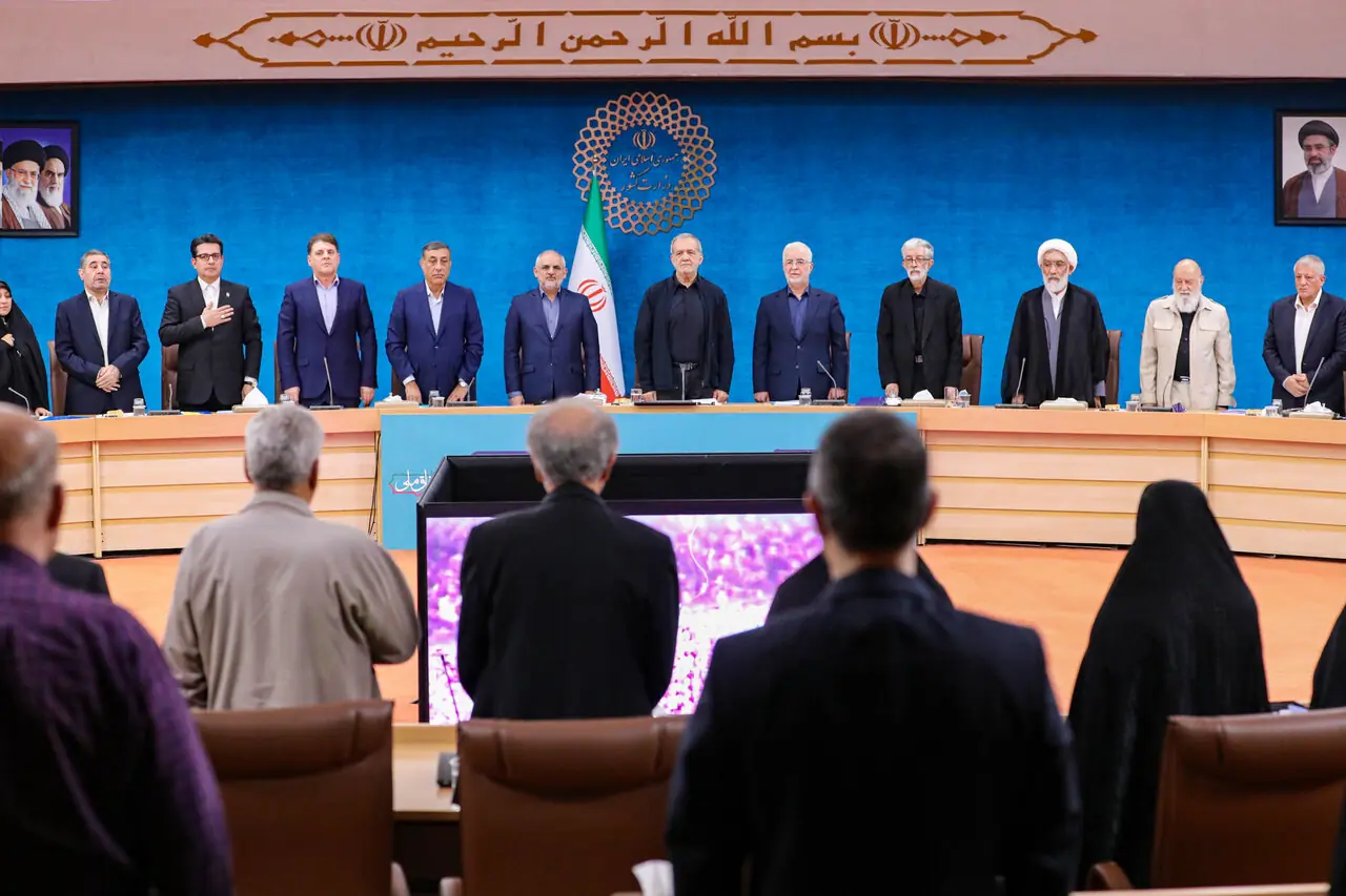 دولت پزشکیان زیر انتقادات/ چرا رئیس جمهور میزبان تشکلهای سیاسی میشود؟