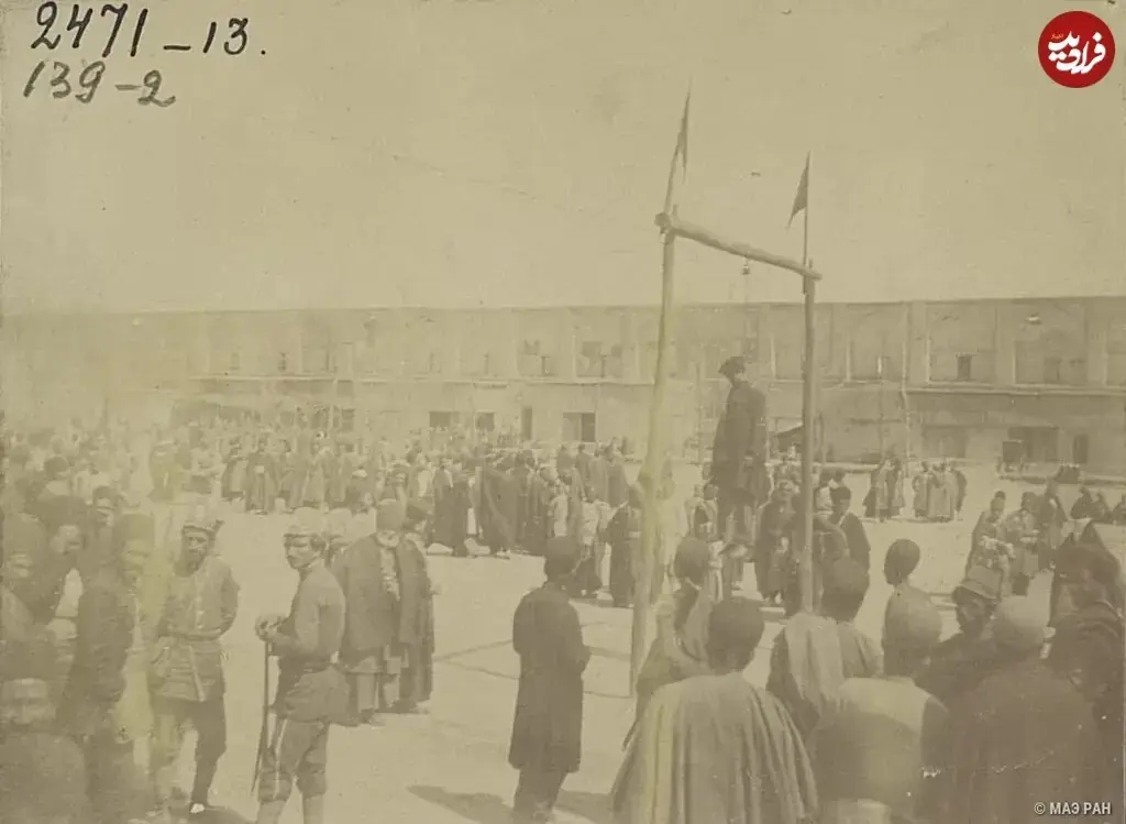 عکس/ اعدام یک راهزن در میدان نقشجهان اصفهان؛ دوران قاجار