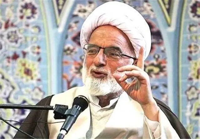  نماینده ولی‌فقیه در استان مرکزی : آمادگی ۱۰۰ درصدی در برابر دشمن رمز حفظ امنیت و سربلندی کشور است
