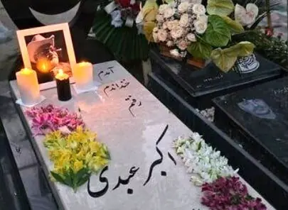  ببینید | جشن تولد تلخ استاد اکبر عبدی بر سر مزارش