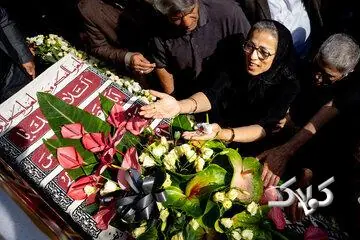 جشن تولد اکبر عبدی بر سر مزارش + فیلم | سنگ قبر متفاوت مرد هزار چهره سینمای ایران - مجله اینترنتی کولاک