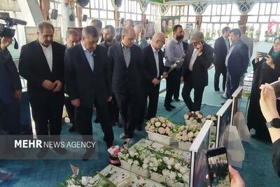  معاون اجرایی رئیس‌جمهور به مقام شامخ شهدا در گیلان ادای احترام کرد