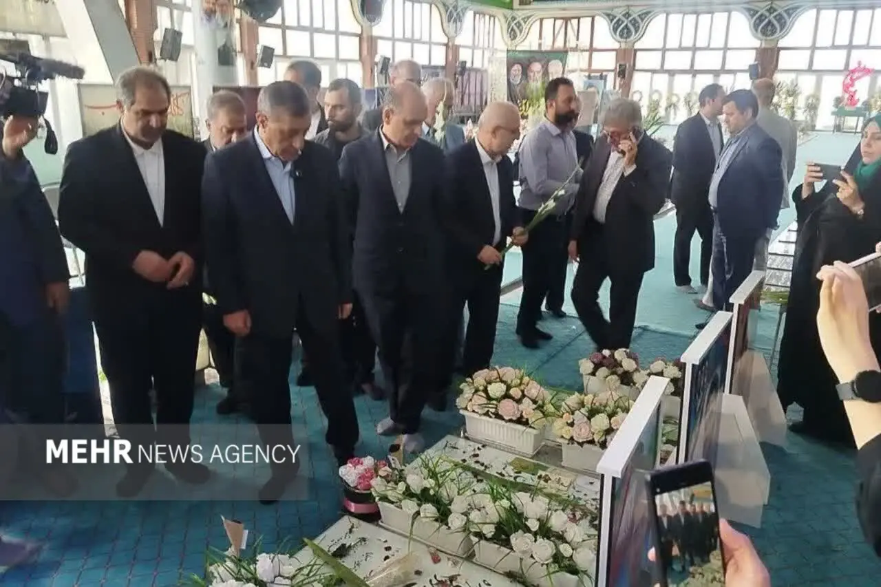  معاون اجرایی رئیس‌جمهور به مقام شامخ شهدا در گیلان ادای احترام کرد