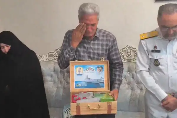 حضور جانشین نیروی دریایی در منزل شهید ناو دنا در عجب شیر