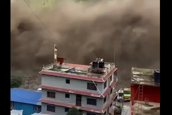 سیل در نپال ۱۶ قربانی گرفت؛ مفقود شدن بیش از ۳۸۰ گردشگر+ فیلم