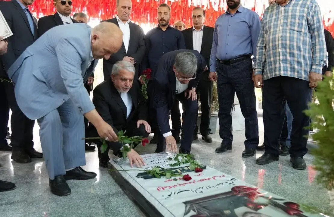 ادای احترام وزیر میراثفرهنگی به مقام شامخ شهدای خرمآباد