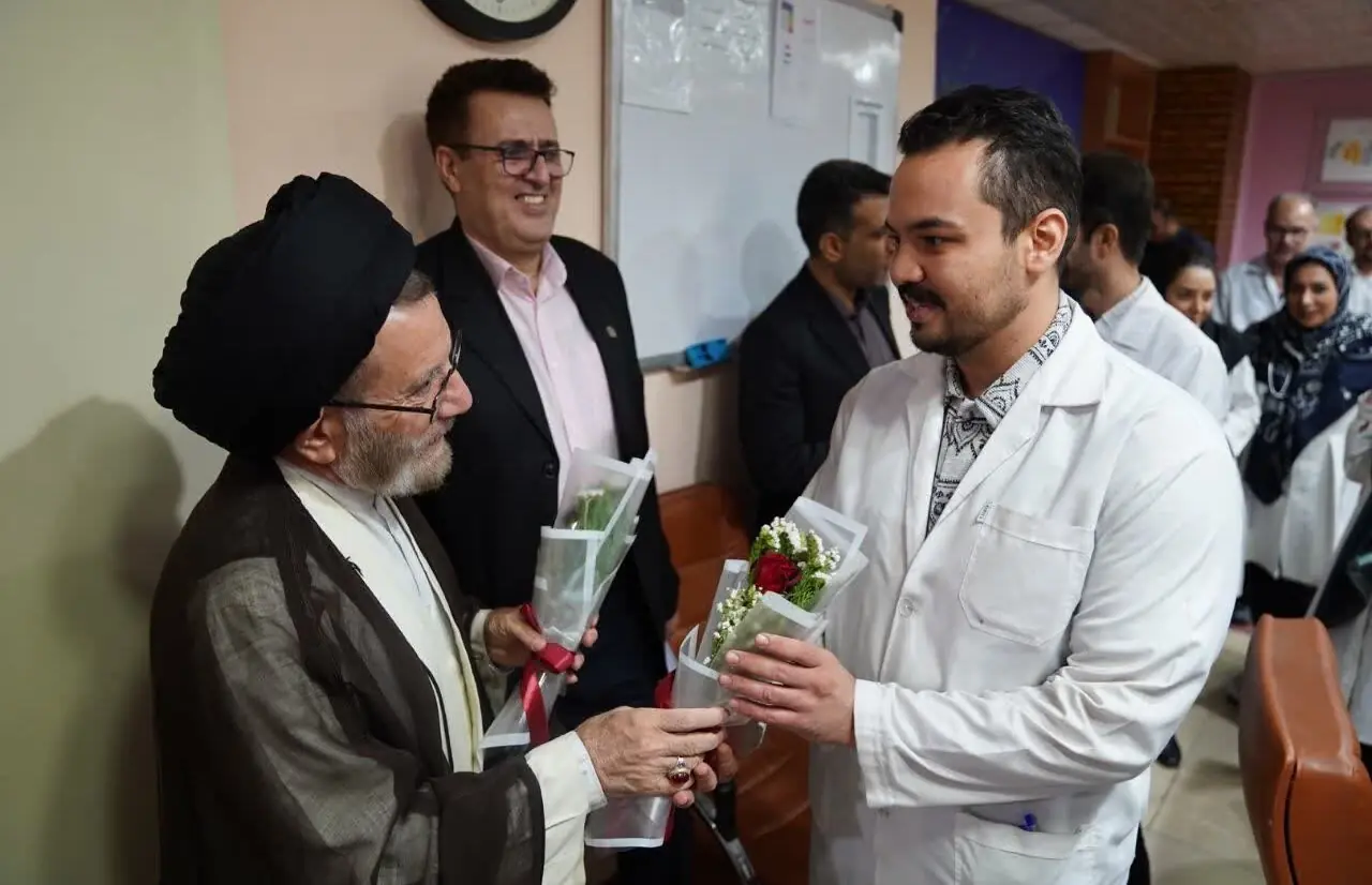  امام جمعه خرم‌آباد: پزشکان در سخت‌ترین شرایط کنار مردم بودند