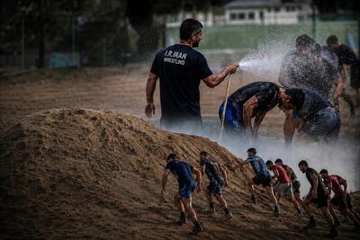  اینترنشنال باز هم به کاه‌دون زد؛ شلنگ آب و تپه‌خاکی، بهانه حمله به کشتی ایران! - پارس فوتبال