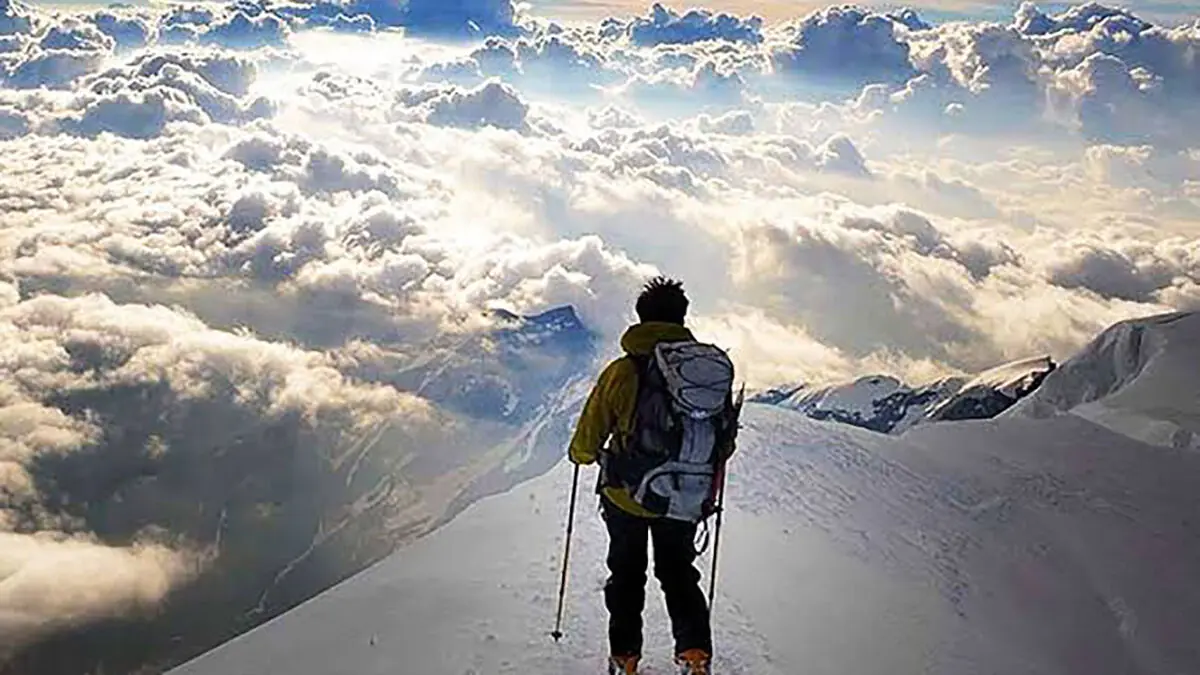  فیلم لحظه دعوای کوهنوردان بر سر نوبت عکس یادگاری در قله دماوند
