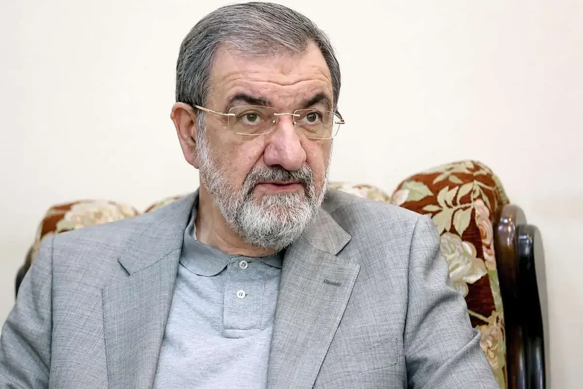تصویری از دبیر شورای عالی امنیت ملی در لباس خادمی امام رضا علیهالسلام