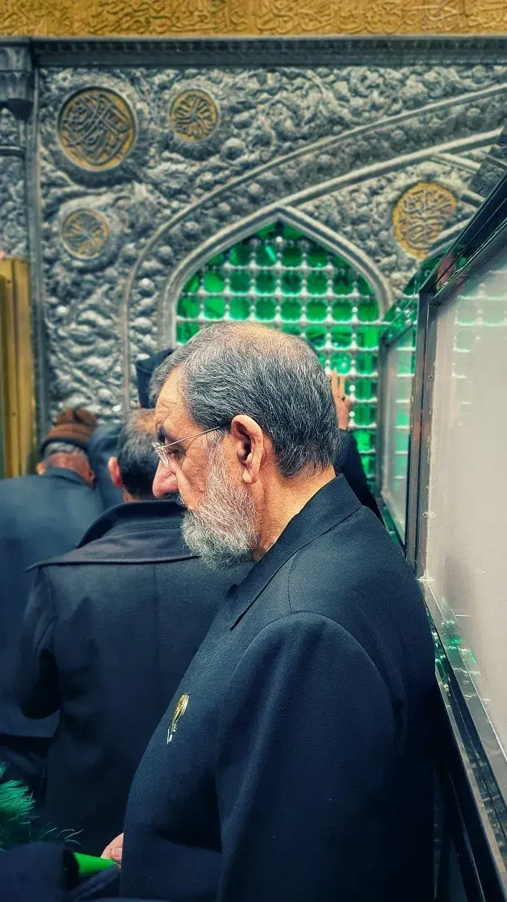  محسن رضایی در لباس خادمی امام رضا(ع)