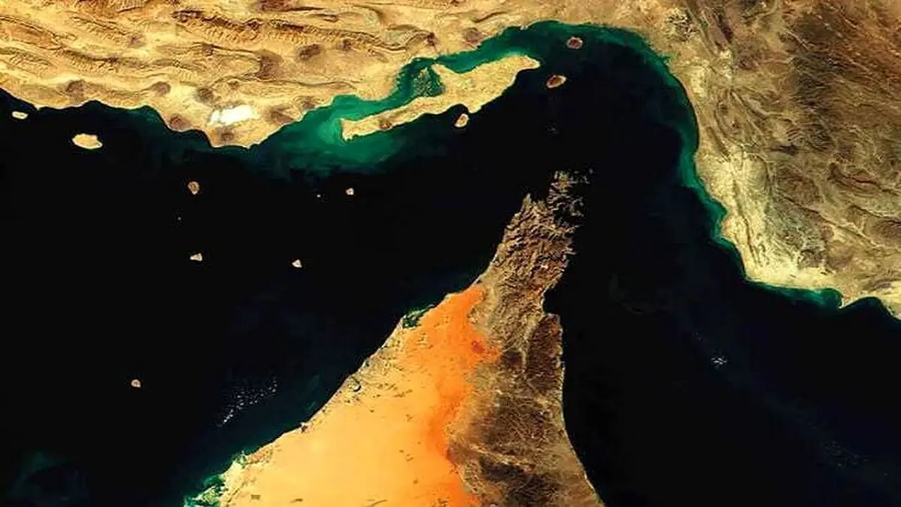 رویترز: ۵ کشتی از تنگه هرمز عبور کردند
