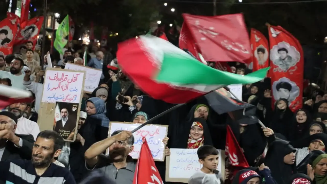قابی دیگر از ایستادگی و مقاومت مردم انقلابی ماهدشت در قرارهای شبانه + عکس