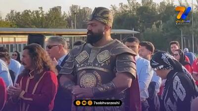 حضور رضا قیطاسی، پرچمدار کاروان ایران در بازیهای جهانی عشایر با لباس رزم