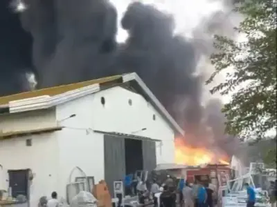  فیلمی از آتش‌سوزی در انبار کارخانه فرآورده‌های پلاستیکی در آق‌قلا | آخرین خبر