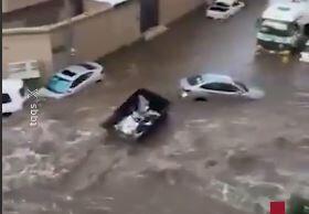 سیل در طائف عربستان خودروها را با خود برد | آخرین خبر