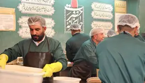  عکس/ حضور مردم بشاگرد در چایخانه حرم امام رضا(ع) | آخرین خبر