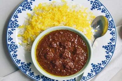  طرز تهیه فسنجون با گوشت قلقلی مجلسی؛ ترکیبی از طعم ترش و شیرین گردو با کوفته‌های لطیف