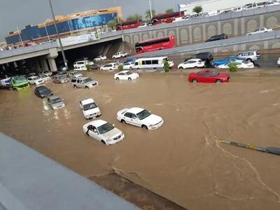  سیل در طائف عربستان خودروها را با خود برد