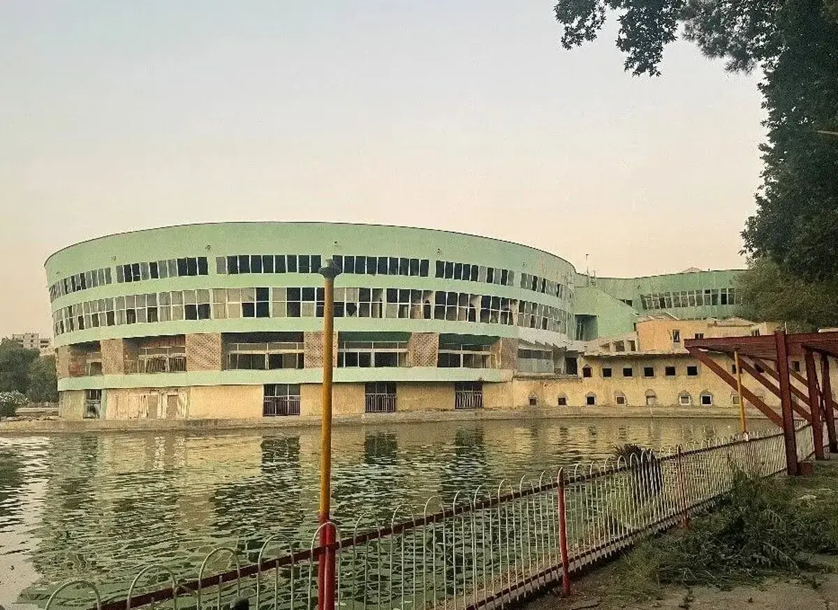 شیرجه اسیدی داریوش اقبالی به داخل دریاچه پارک ارم