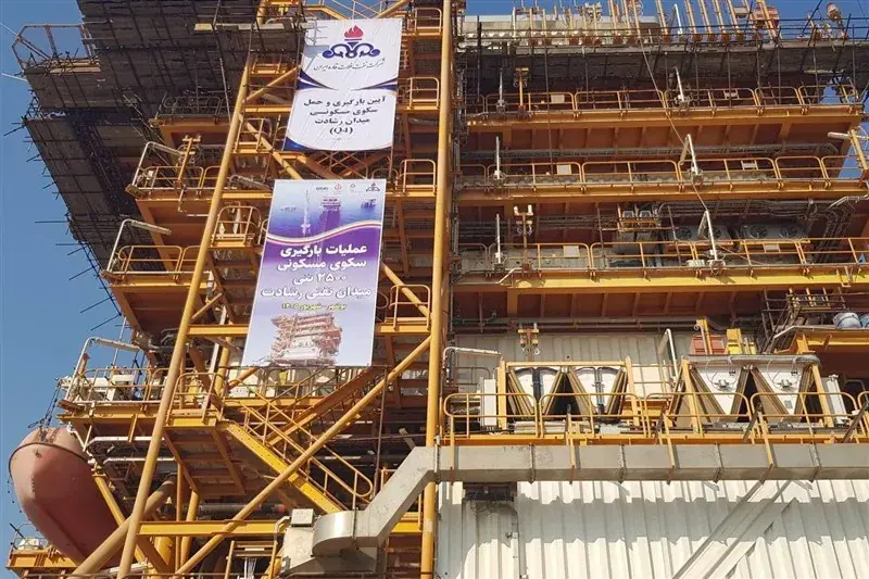  سکوی مسکونی ۲۵۰۰ تنی میدان رشادت از بوشهر بارگیری شد