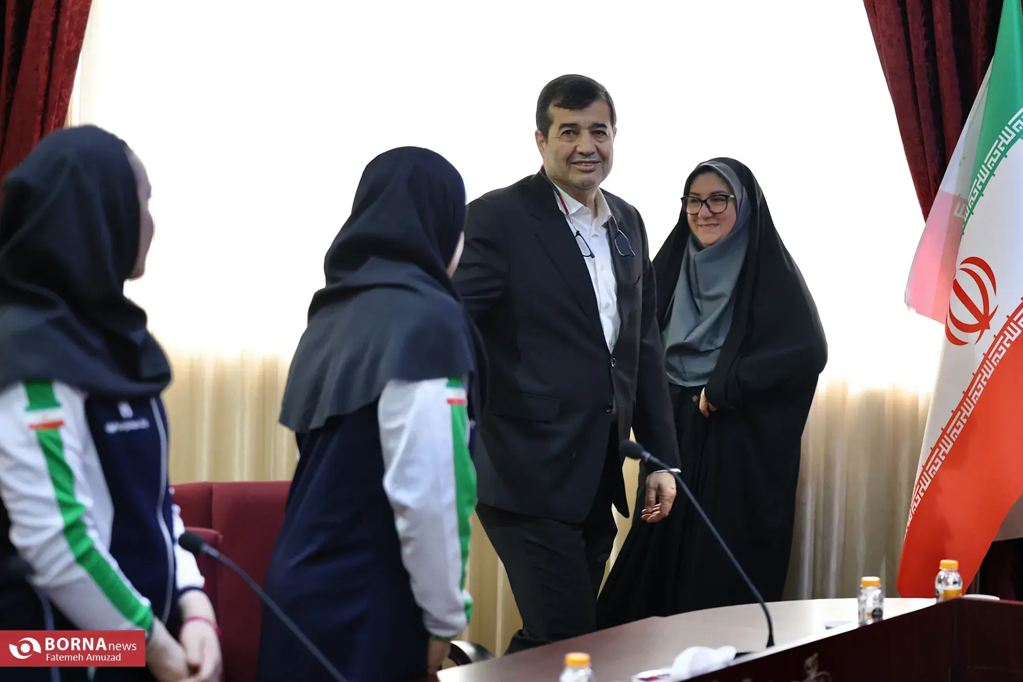  نشست تیم وزنه برداری دختران با وزیر ورزش و جوانان