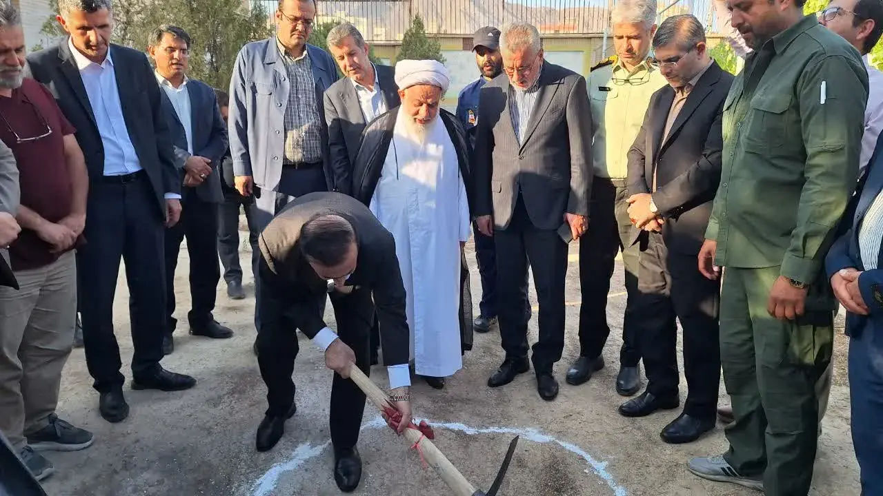 کلنگ ساخت یک مدرسه شش کلاسه در آبیک به زمین زده شد