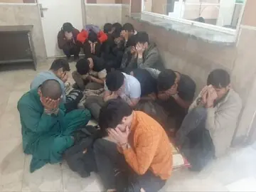  پلیس: دستگیری اراذل و اوباش سطح یک در محله ۱۳ آبان شهر ری/ در جریان این عملیات، سلاح گرم و سرد از متهمان کشف شد